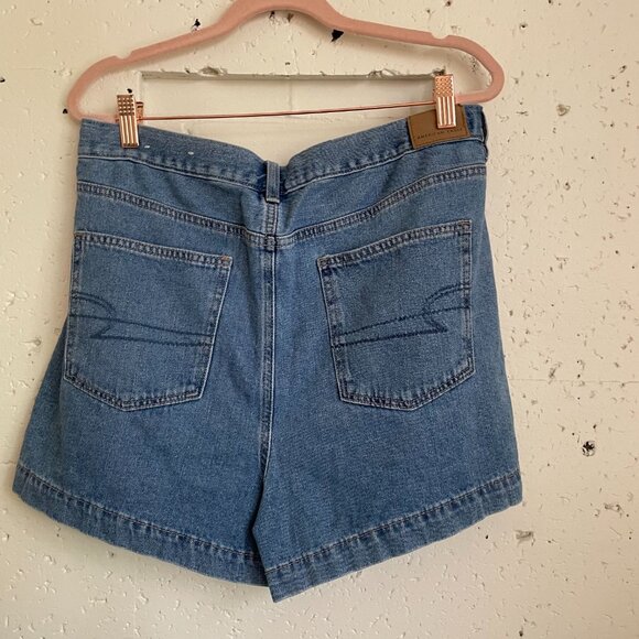 American Eagle Outfitters | Medium Wash Highest Rise Pleated Mom Shorts 14 - Picture 3 of 5
